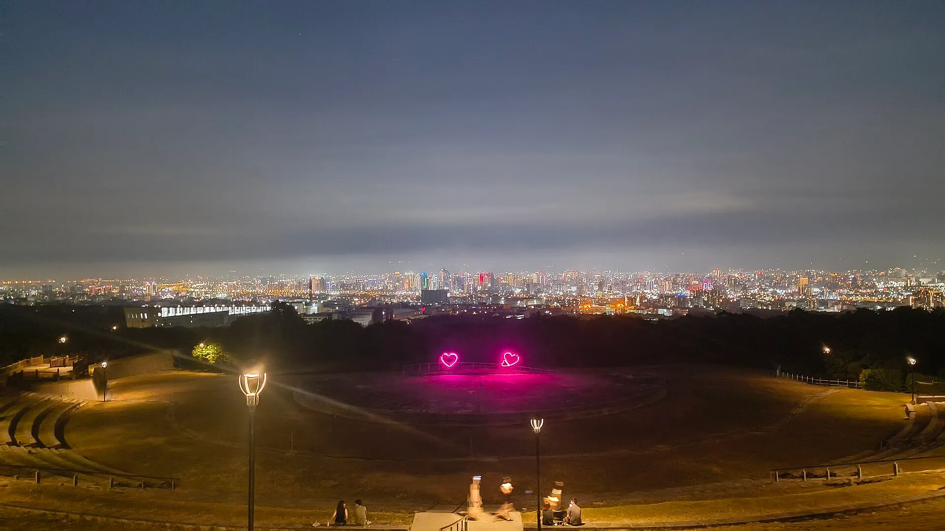 望高寮夜景公園的草坡與觀景空間