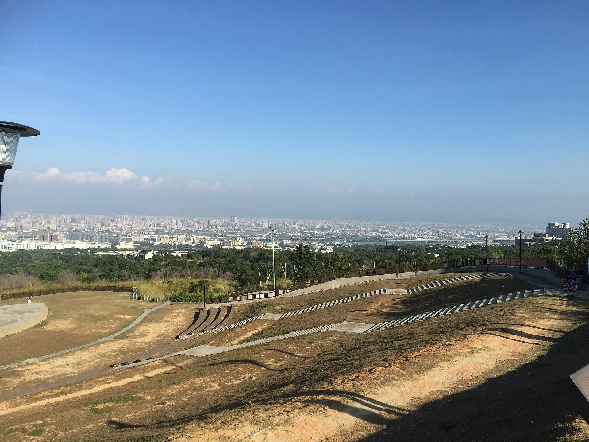 望高寮夜景公園草坡、階梯與廣場的高差