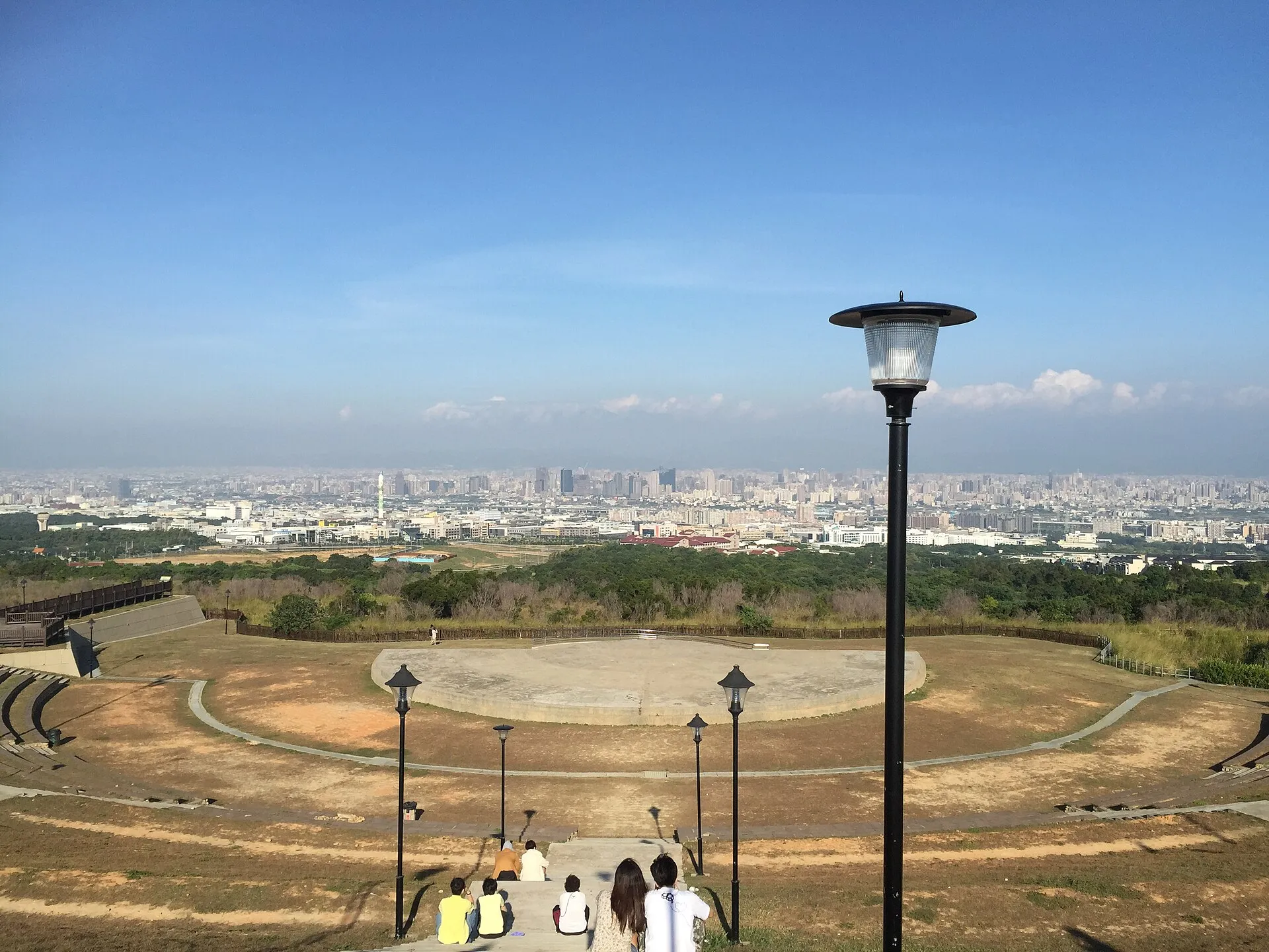 望高寮夜景公園的階梯與步道空間
