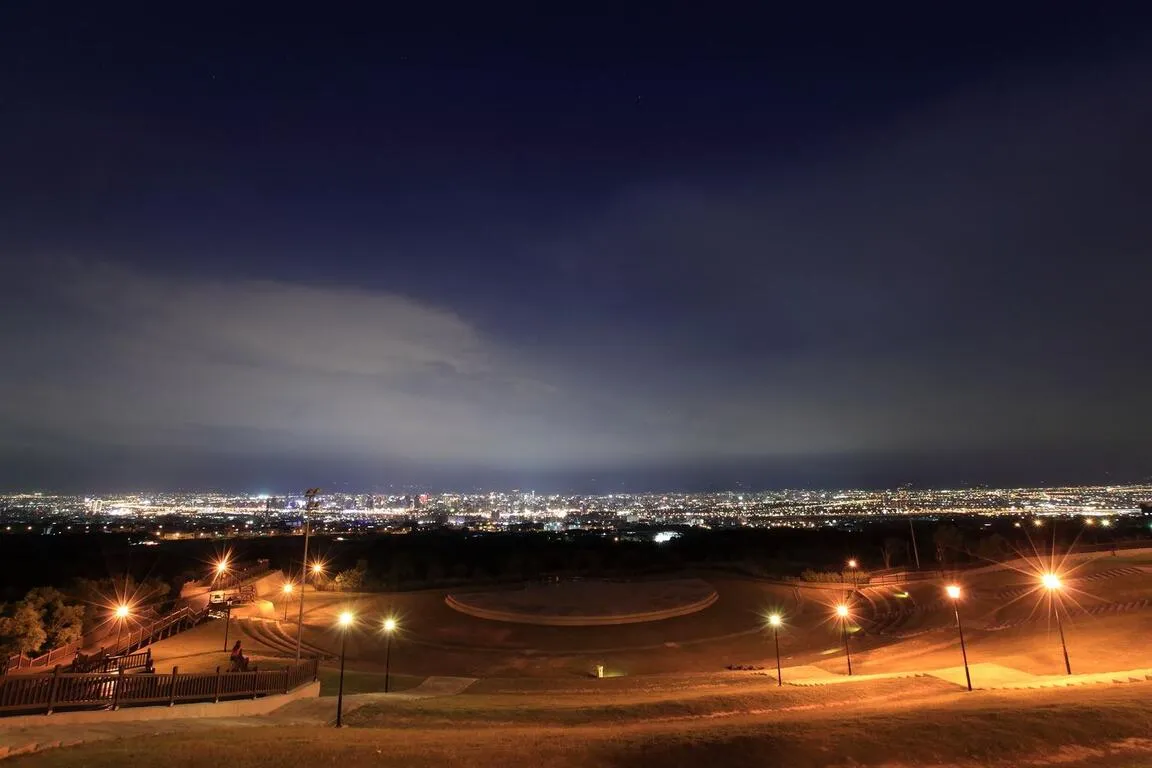 望高寮夜景公園草坡、廣場與路燈全景