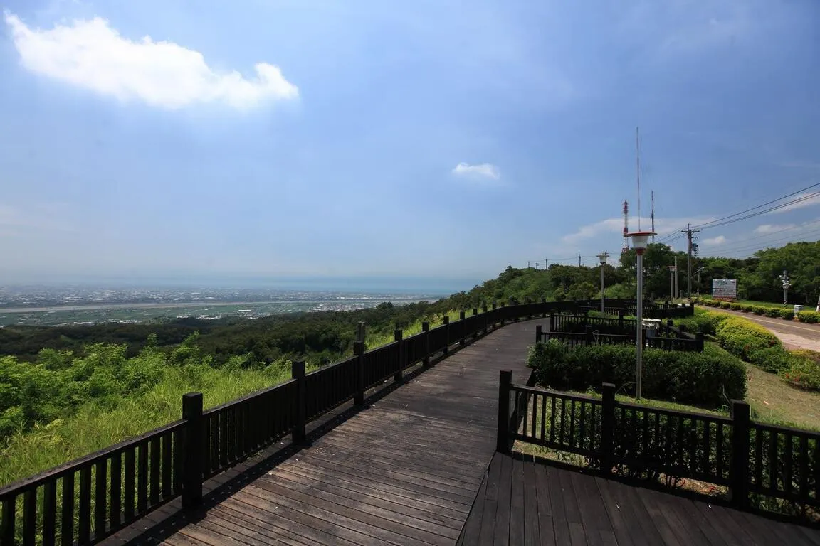 望高寮夜景公園寬闊平順的主要木棧步道